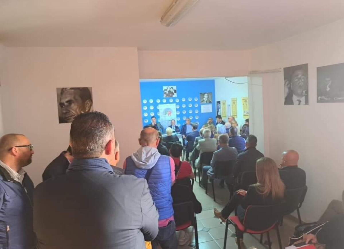 Nei comitati elettorali i supporter sono pronti a raccogliere i dati -