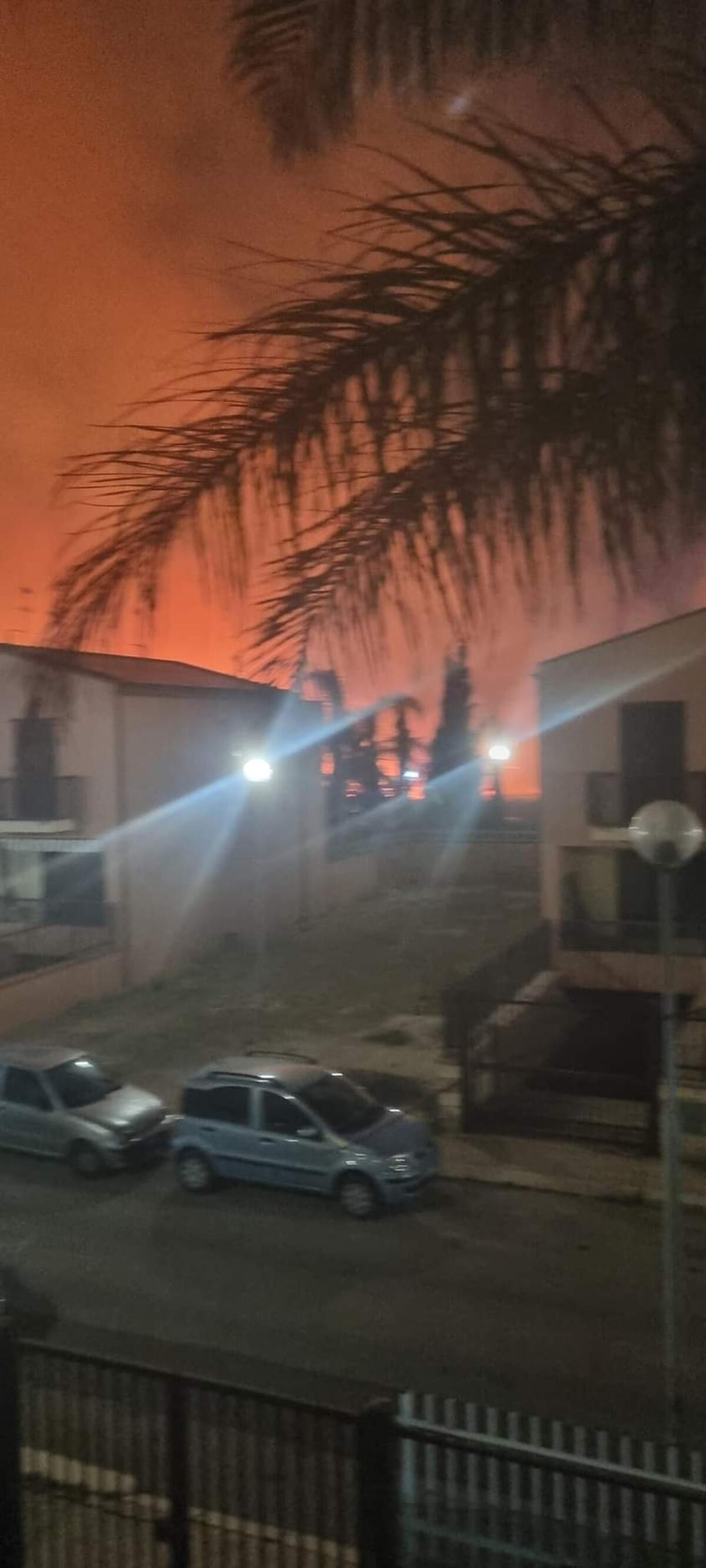 Incendio tra le villette di Marchitello - 