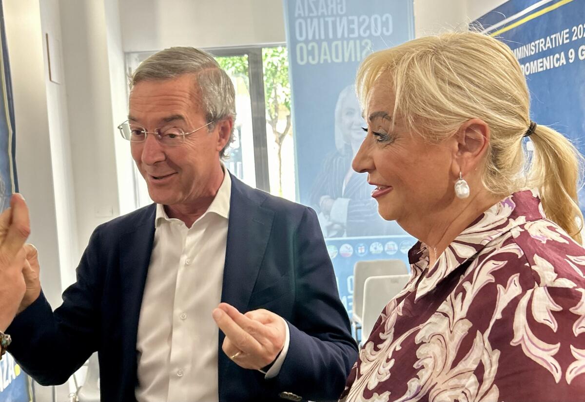 Il saluto tra l’avvocato Greco e la candidata Grazia Cosentino -