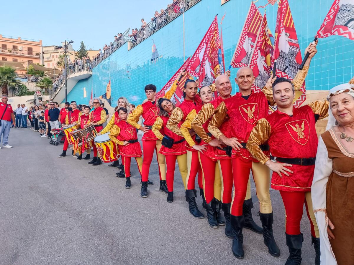 Gli Sbandieratori di Gela conquistano Montelepre al Corteo Storico Multiepocale - 