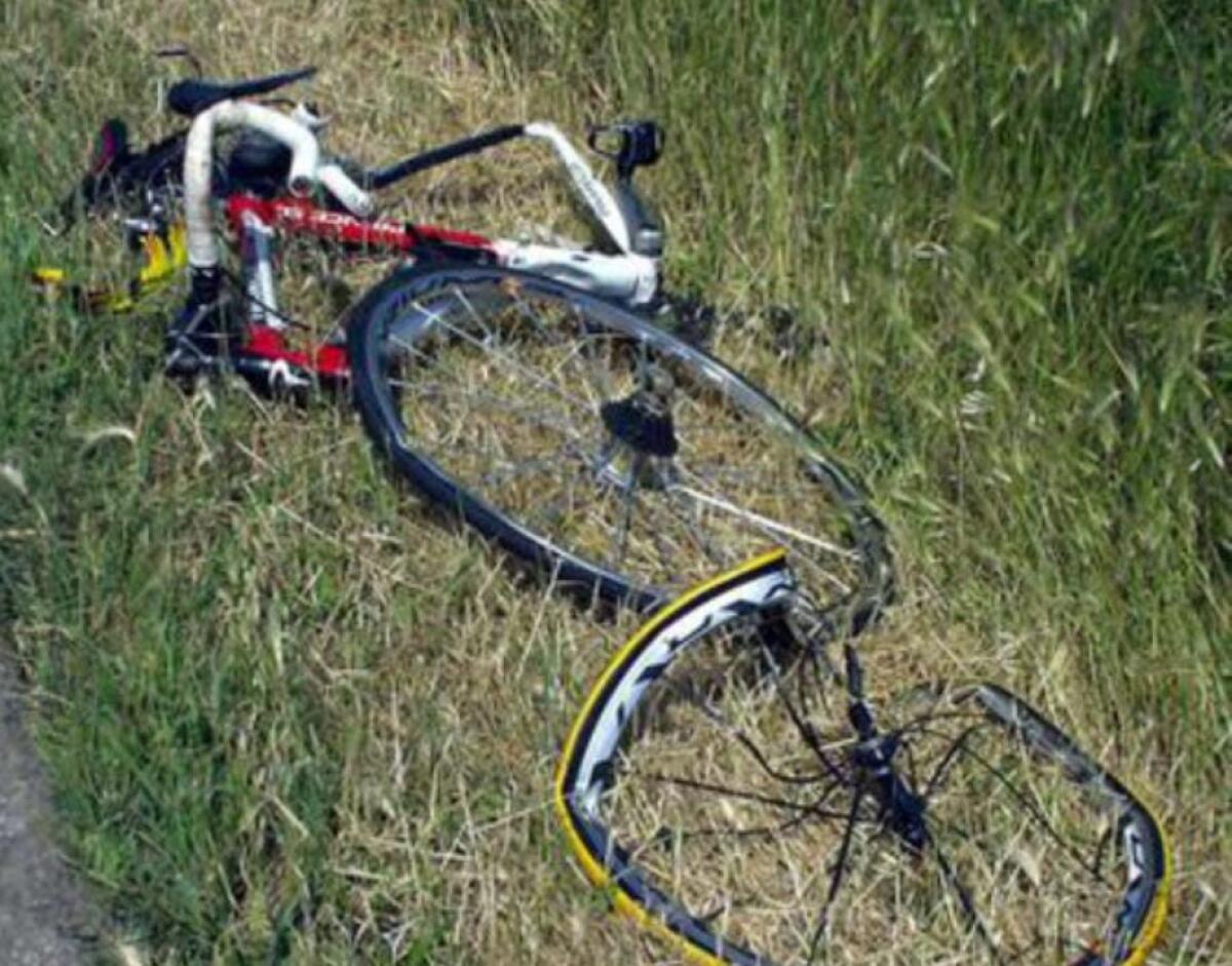 Furgone travolge ciclisti. C&#8217;è un morto - 