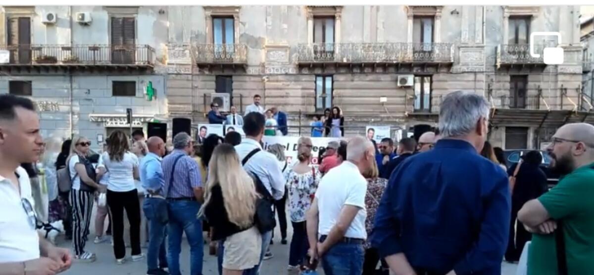 Donegani porta la sua squadra in piazza per la sfida contro i padrini e i padroni - 