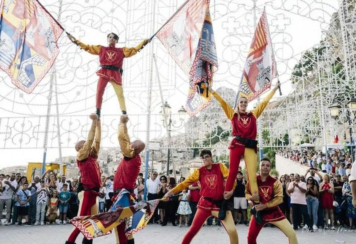 Sbandieratori di Gela: Un omaggio alla Madonna tra storia e spettacolo - 