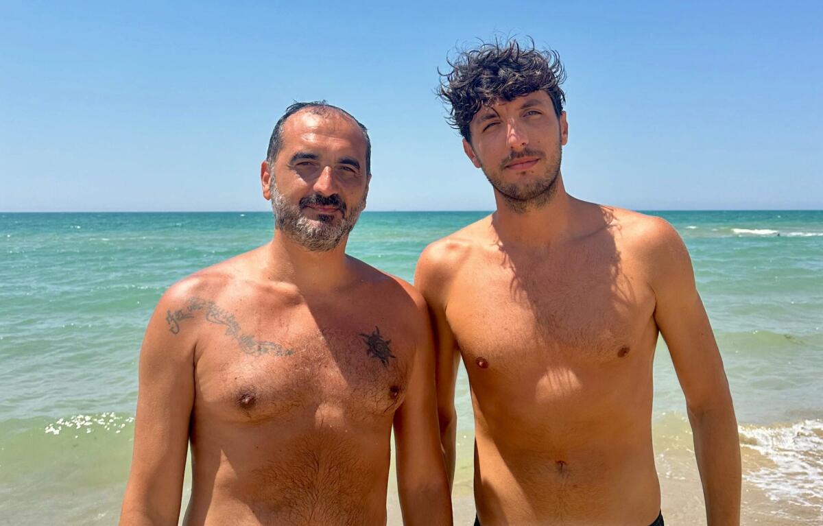 Roccazzelle, uomo colto da malore in acqua: salvato da due coraggiosi cittadini -
