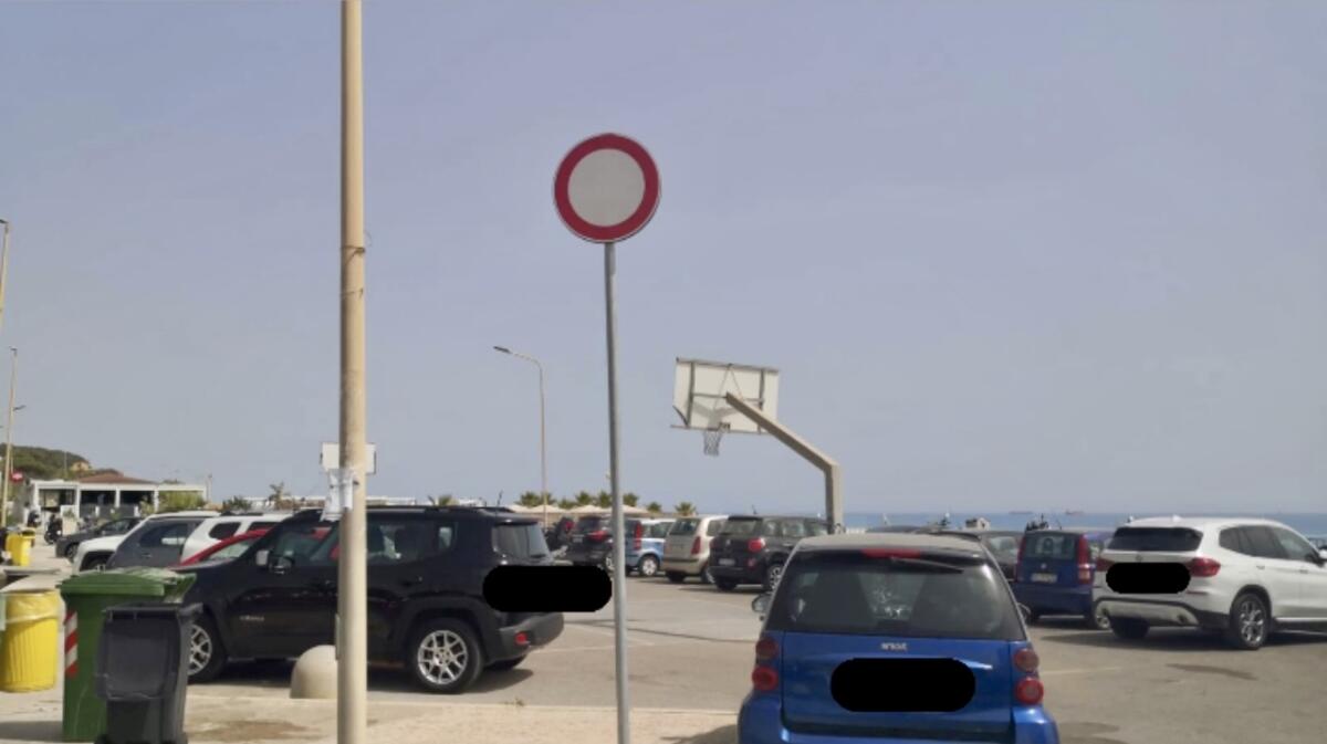 Sosta selvaggia, i playground invasi da auto e motocicli -