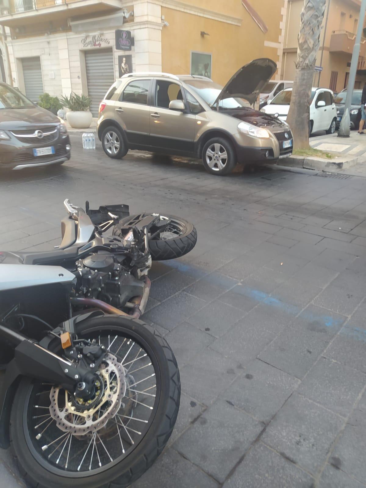 Auto perde benzina e la moto scivola. Soccorso centauro - 