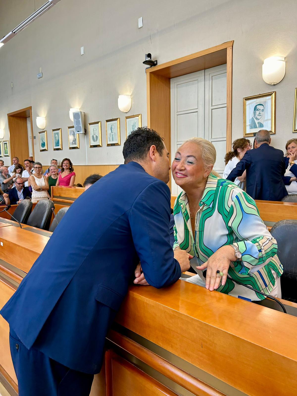 Il sindaco abbraccia l&#8217;ex avversaria Cosentino.In aula pure Greco e Scerra - 