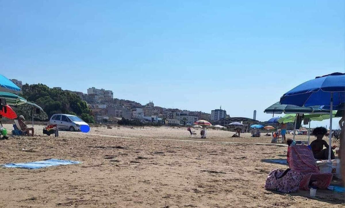 Automobile in spiaggia rimossa e sanzionata dopo la denuncia sui social e l’azione del sindaco - 