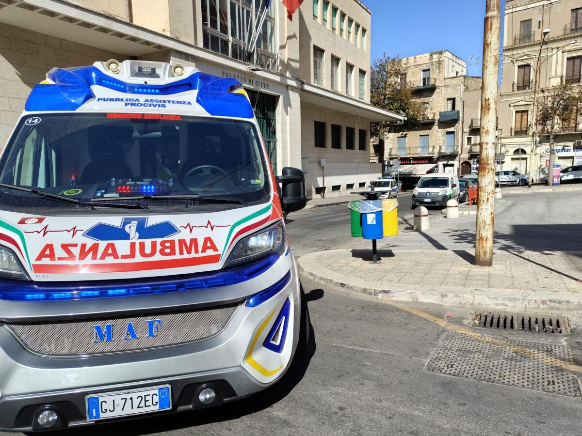 Malore per un dipendente comunale davanti al municipio - 