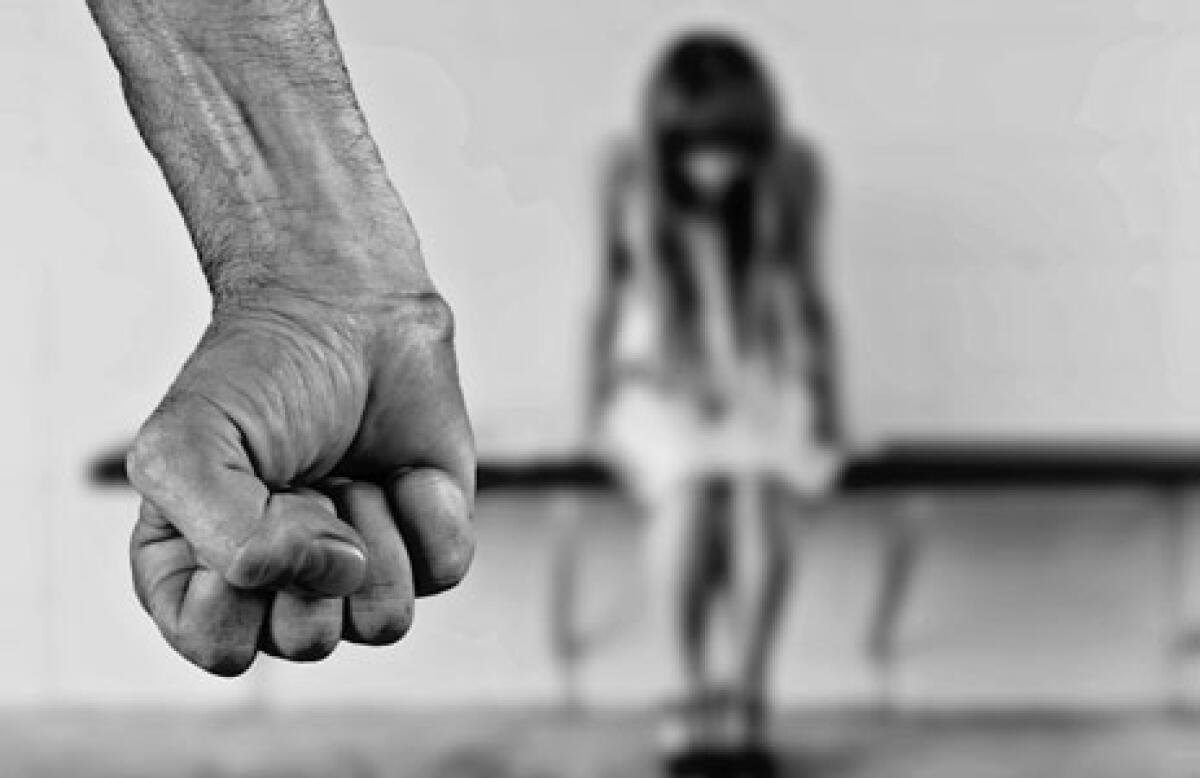 “Se mi denunci ti lancio l’acido in faccia” -