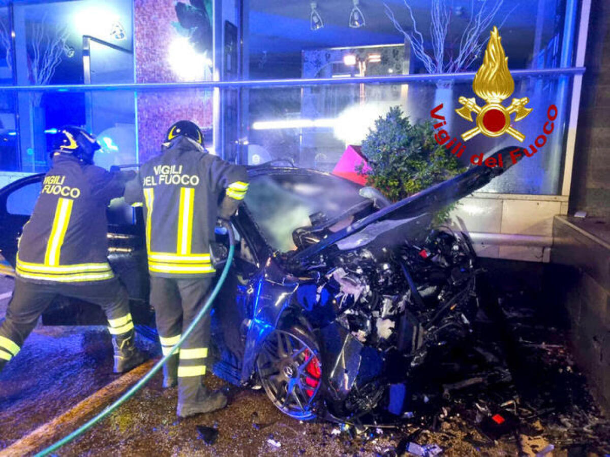 Tragedia stradale: muoiono 4 ragazzi in Irpinia - L'intervento dei Vigili del fuoco dopo che quattro giovani hanno perso la vita in un incidente stradale avvenuto nella tarda serata di ieri sulla Statale 90 delle Puglie nel territorio di Mirabella Eclano, in provincia di Avellino. Erano tutti nella 