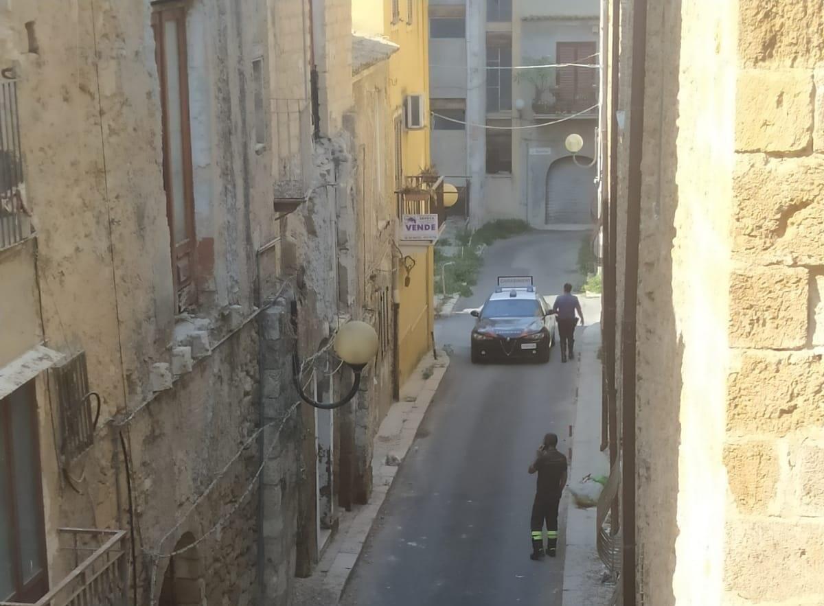 Via Marotta chiusa per il crollo di parti di una vecchia casa -