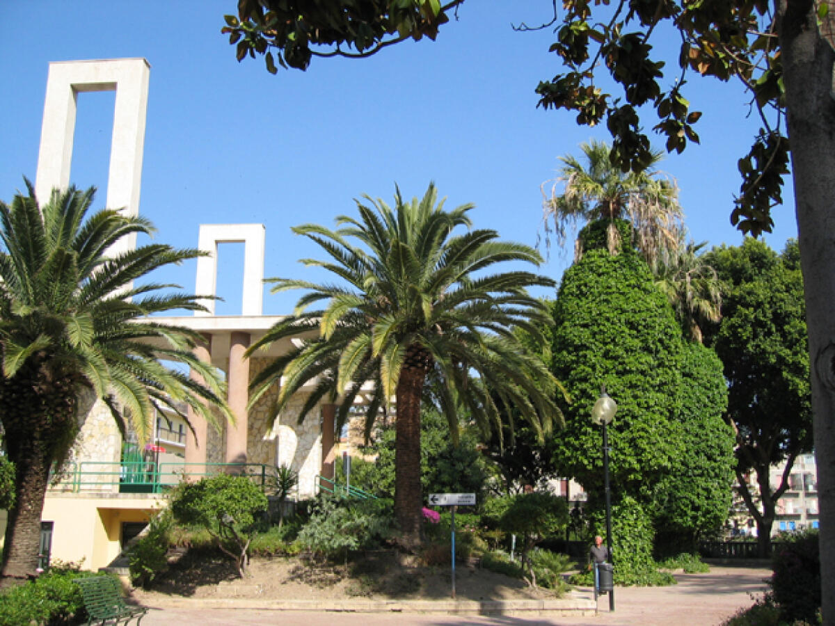 Prigionieri dentro la villa comunale chiedono aiuto mentre passa la processione della Madonna - 