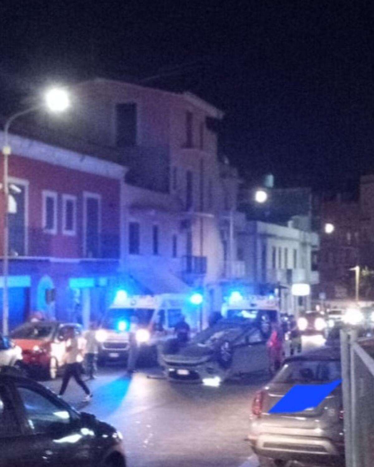 Auto ribaltata in via Gen. Cascino -
