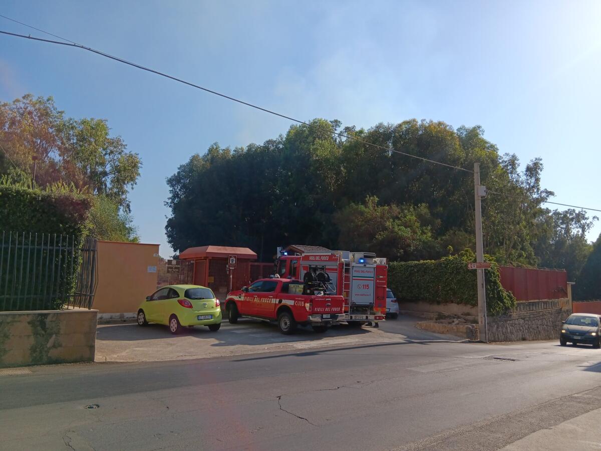 Incendio a ridosso delle Mura Timoleontee - 