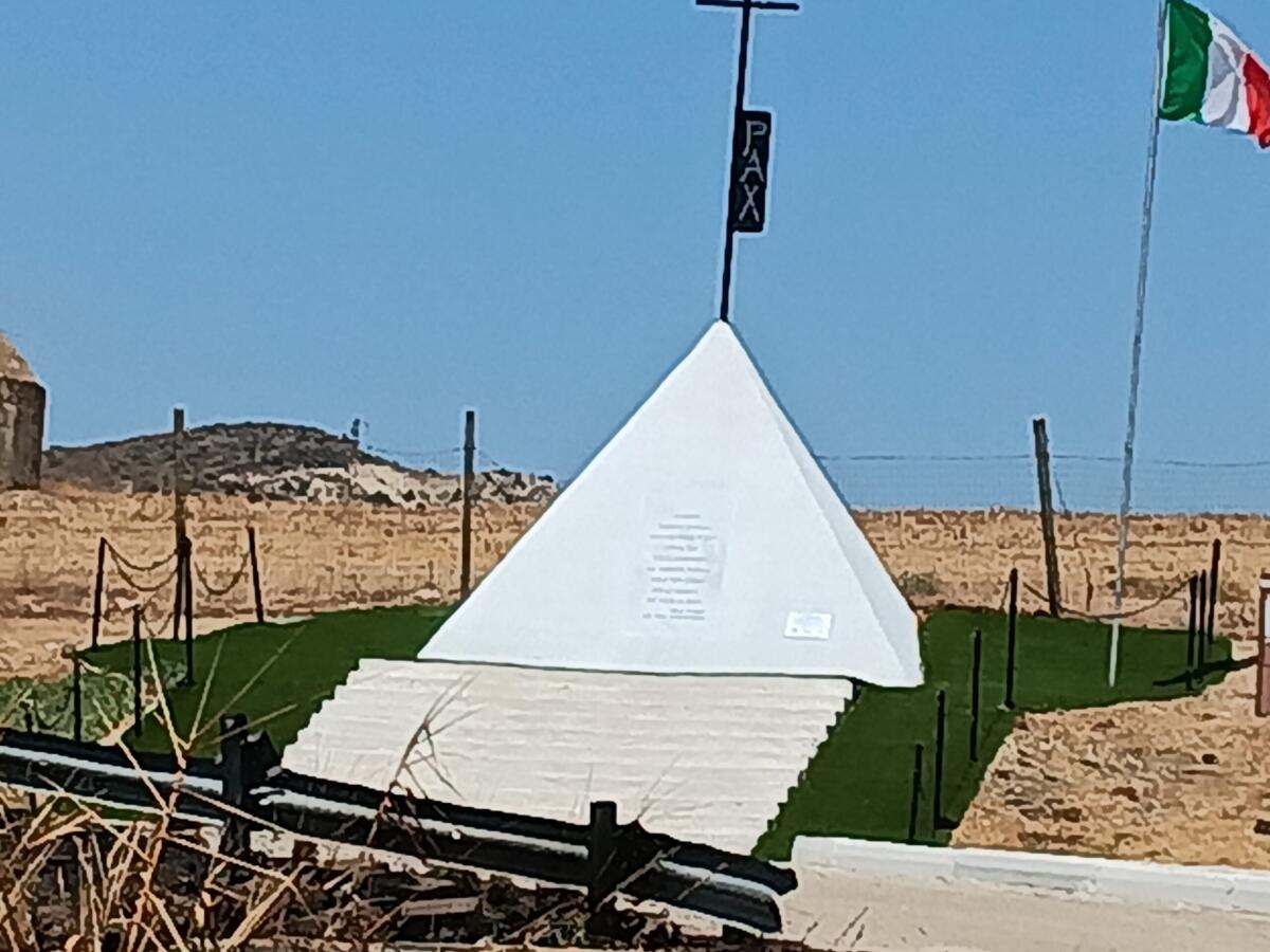 Rimosse scritte vandaliche sul monumento ai caduti di ponte Dirillo - 