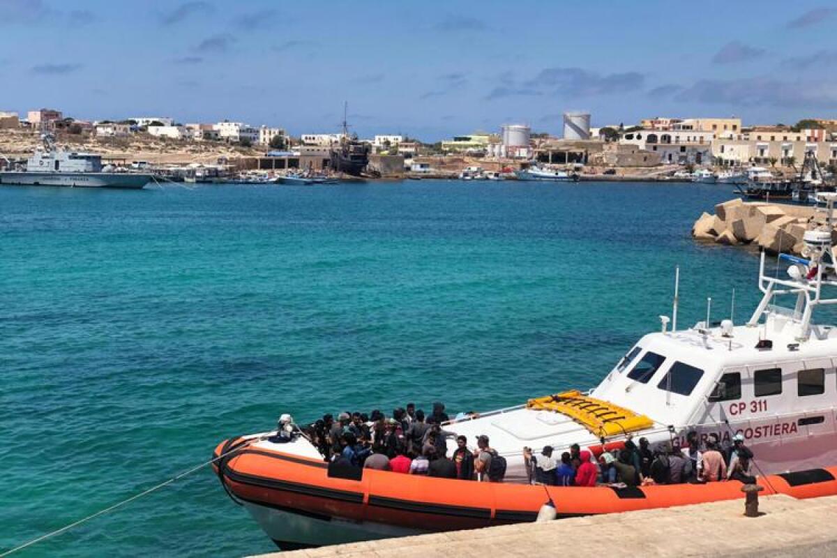 Sbarco di 17 migranti: fermo per due scafisti -