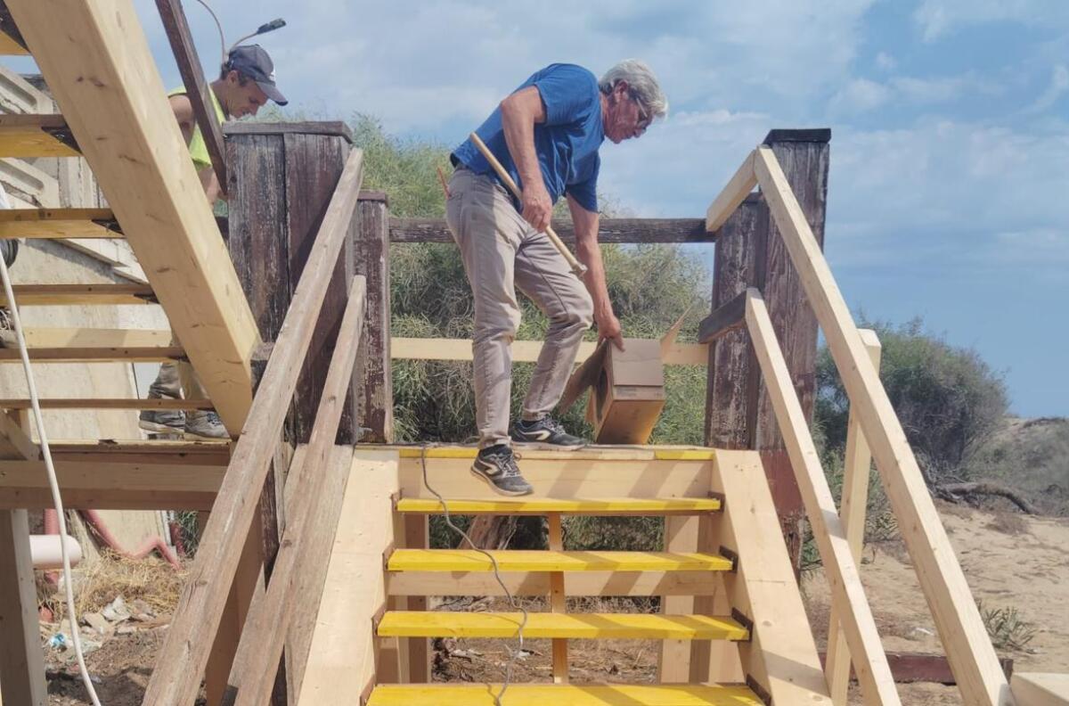 Un passo verso la normalità con la scaletta di accesso al mare ripristinata - 