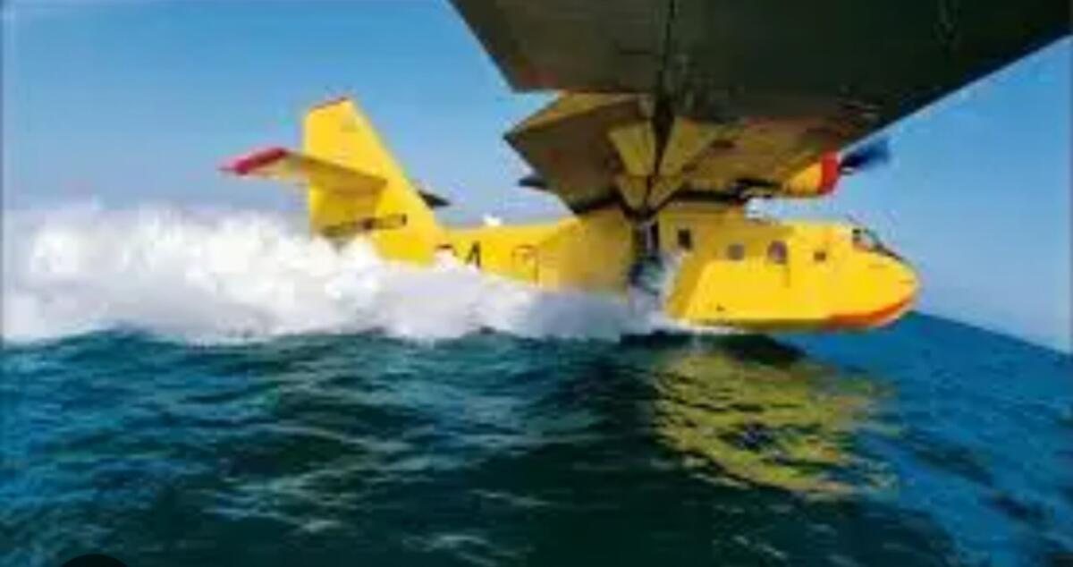 Canadair in azione nel mare di Gela -
