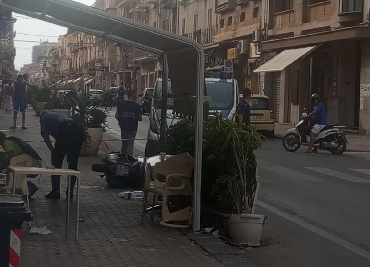Scooter si schianta davanti a pasticceria Montebianco:7 feriti - 