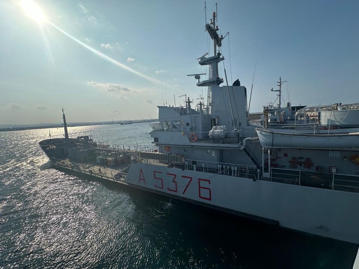Acqua con nave cisterna della Marina, servizio costoso sospeso per verifiche - 