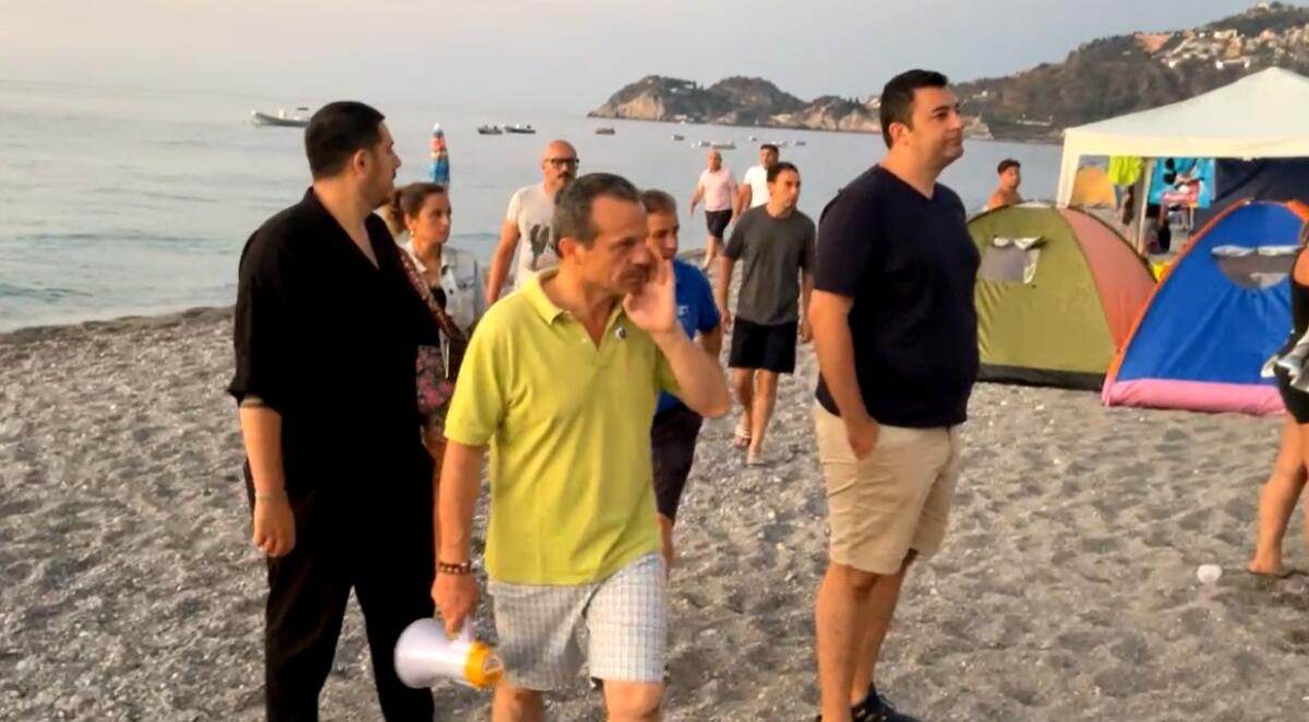 De Luca in spiaggia: &#8220;uscite, siete circondati!&#8221; - 