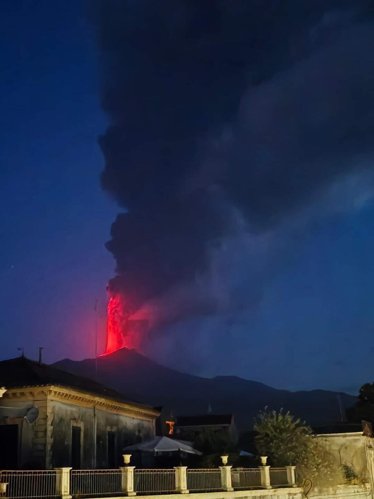 Etna scatenato: Fontanarossa chiuso -