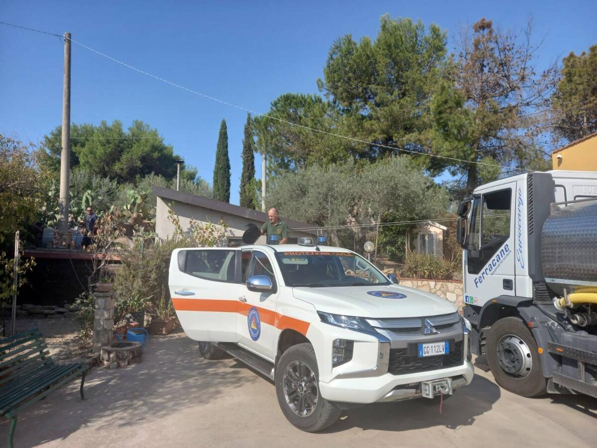 Autobotti e pick-up distribuiscono acqua in contrada Fontanelle - 