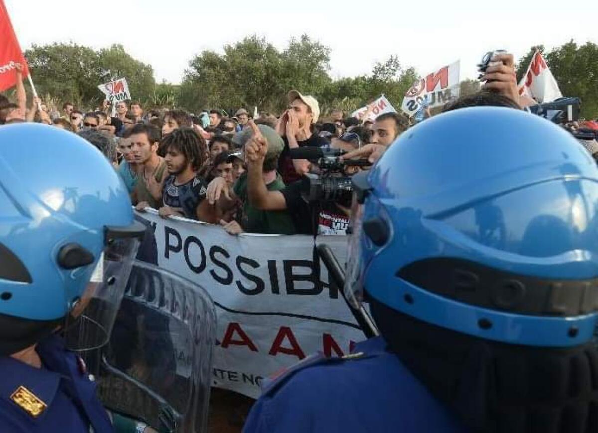 Manifestazione davanti alla base del Muos di Niscemi -
