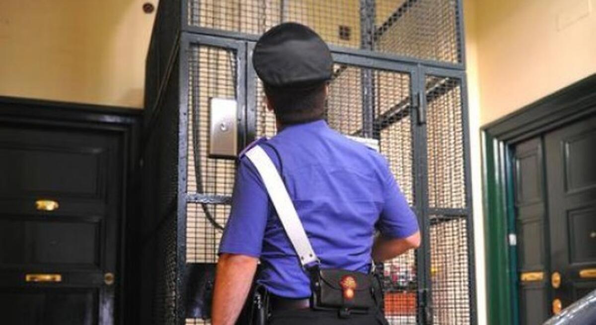 Ladro maldestro rimane bloccato in ascensore. - 
