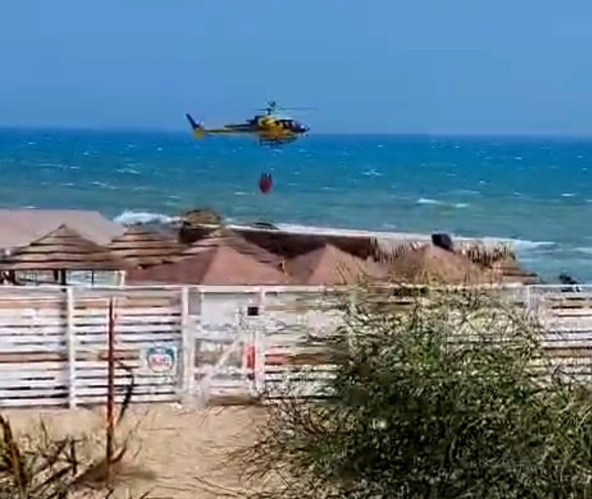 Acqua dall’elicottero per spegnere l’incendio nell’area sud delle Mura timoleontee -