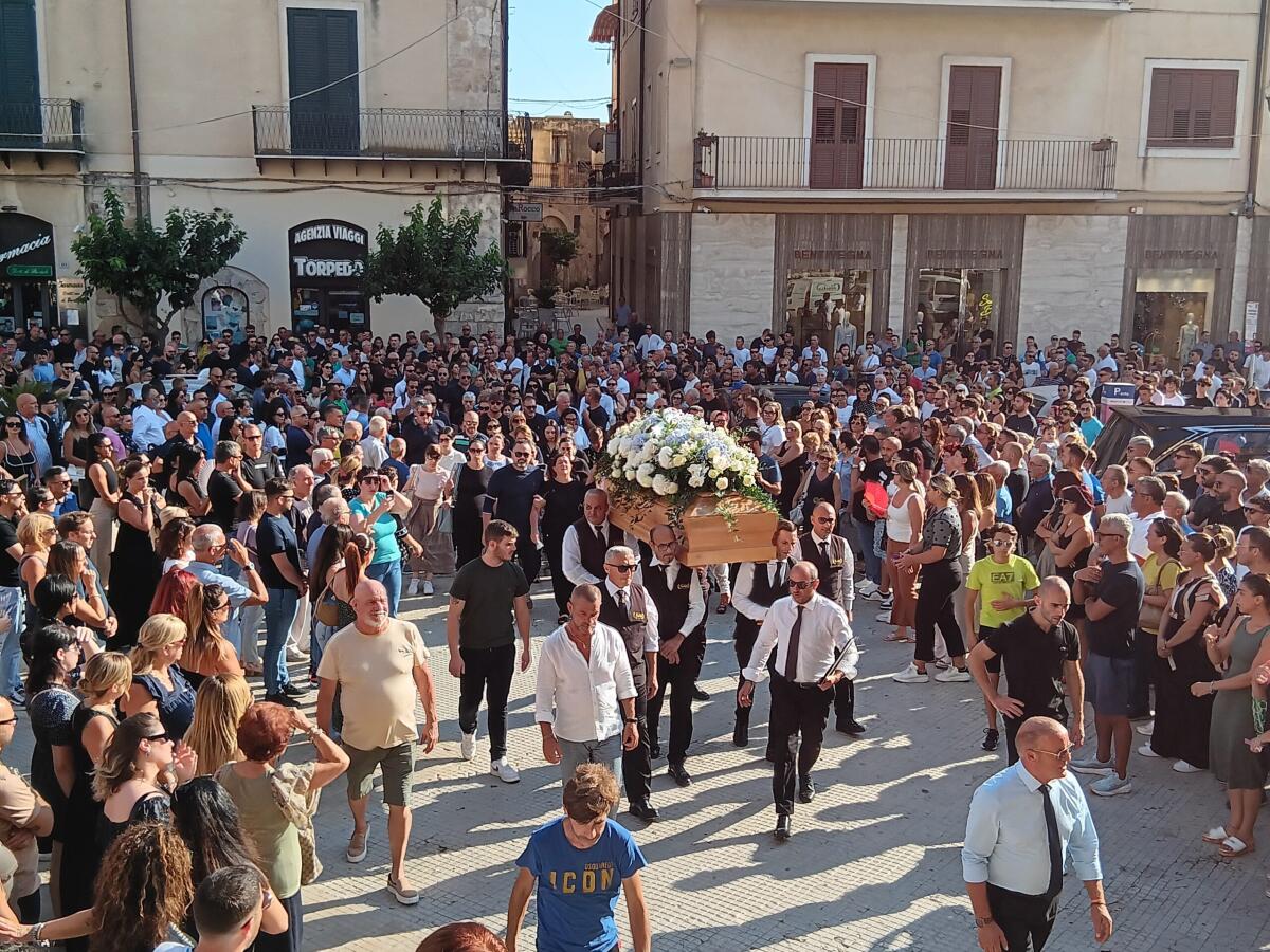 Un tappeto di maglie nere accompagna Orazio – video - 