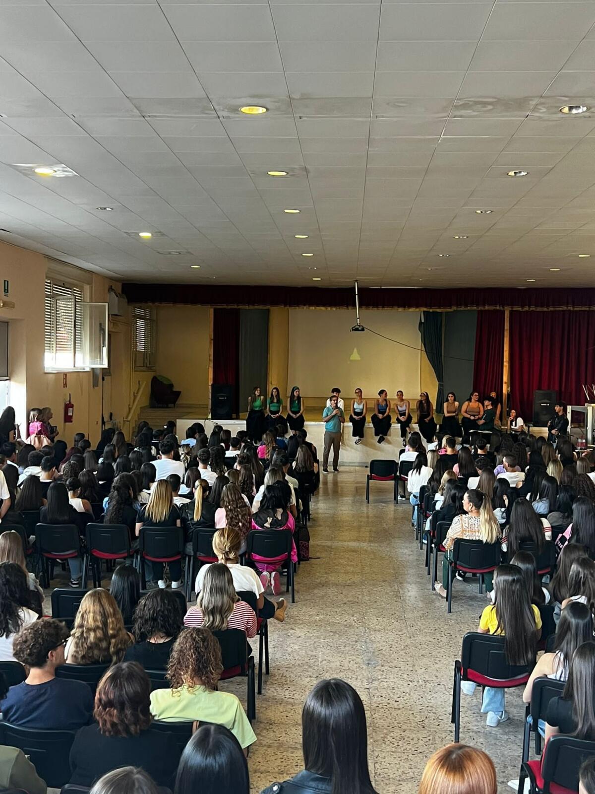 Gli studenti del Liceo Classico &#8220;Eschilo&#8221; salutano il nuovo anno con il mito di Narciso rivisto nell&#8217;era digitale - 