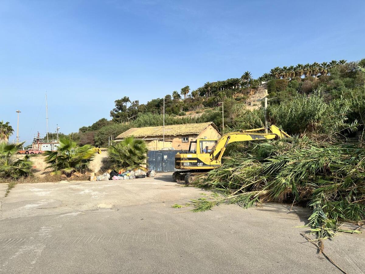Avviata pulizia dell’area del porto:montagna di sacchi di rifiuti.Sul posto il sen.Lorefice -