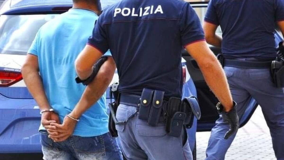 Un chilo di hashish in auto, non si ferma all&#8217;alt e tenta di investire poliziotto. A casa aveva due pistole - 