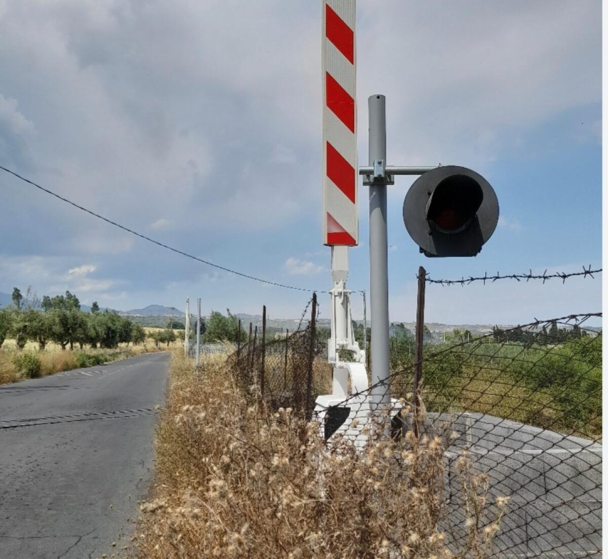 Treno passa in via Butera con le sbarre del passaggio a livello alzate - 