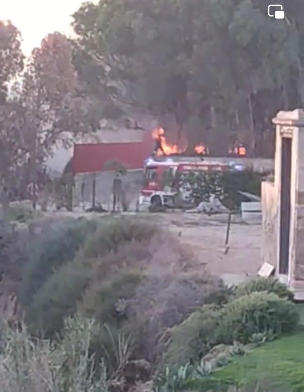 Nuovo incendio a ridosso dell’area delle mura timoleontee -
