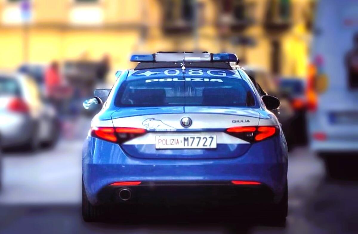 Litiga con l’ex compagna e si scaglia contro la polizia -
