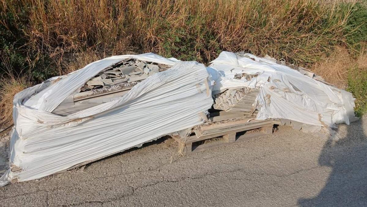 Deposito abusivo di amianto nella strada che da Comunelli va verso Falconara -