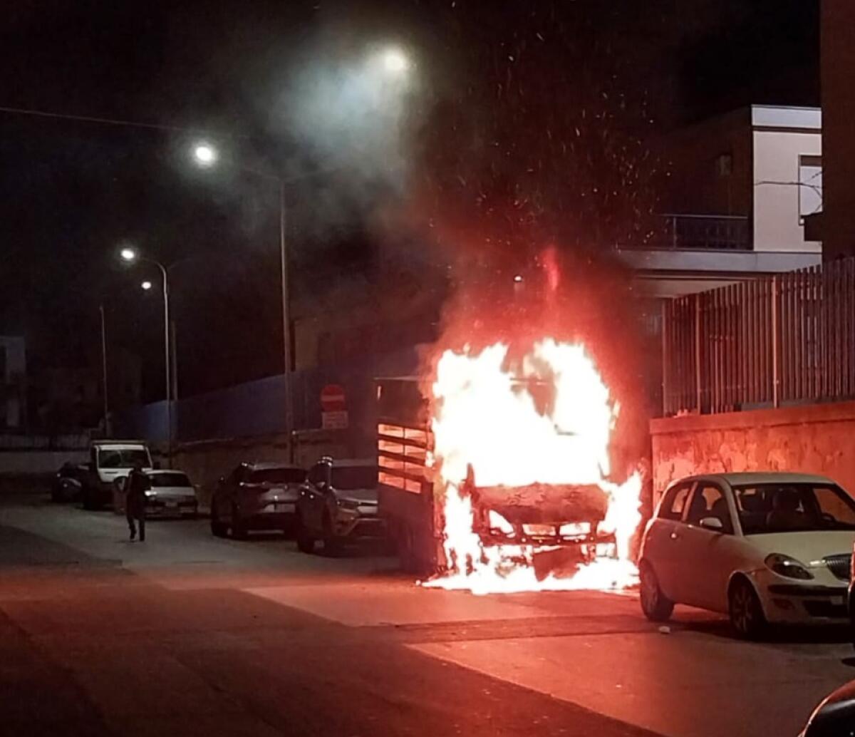 Autocarro in fiamme in via Romagnoli - 