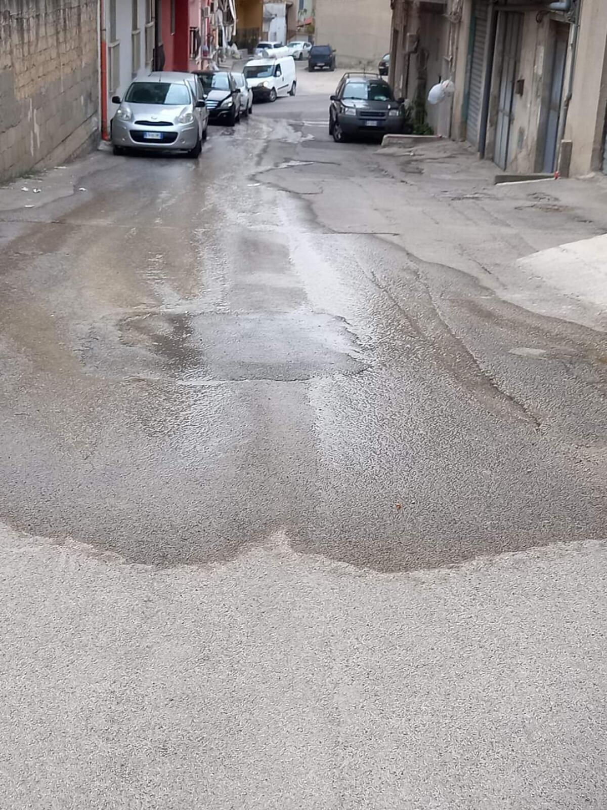 Acqua per strada e in casa i rubinetti sono a secco -