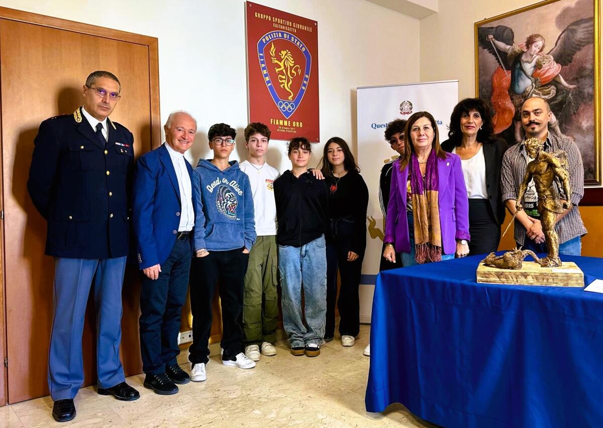 Il Liceo Assunto dona una scultura di San Michele alla Polizia - 