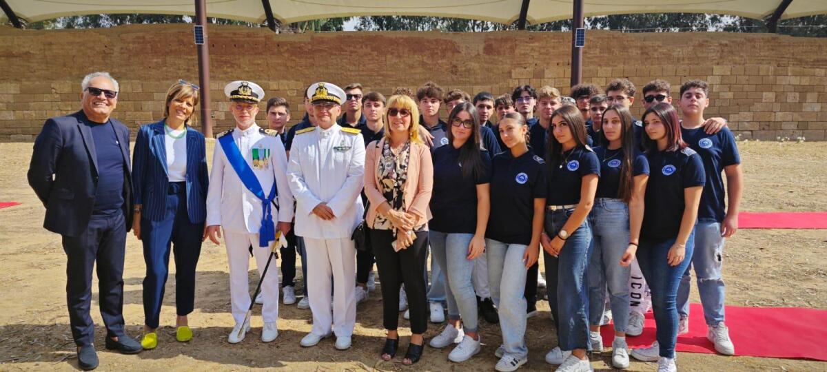 Nuovo comandante della Capitaneria di porto:studenti del Nautico &#8220;Majorana&#8221; presenti alla cerimonia di insediamento - 
