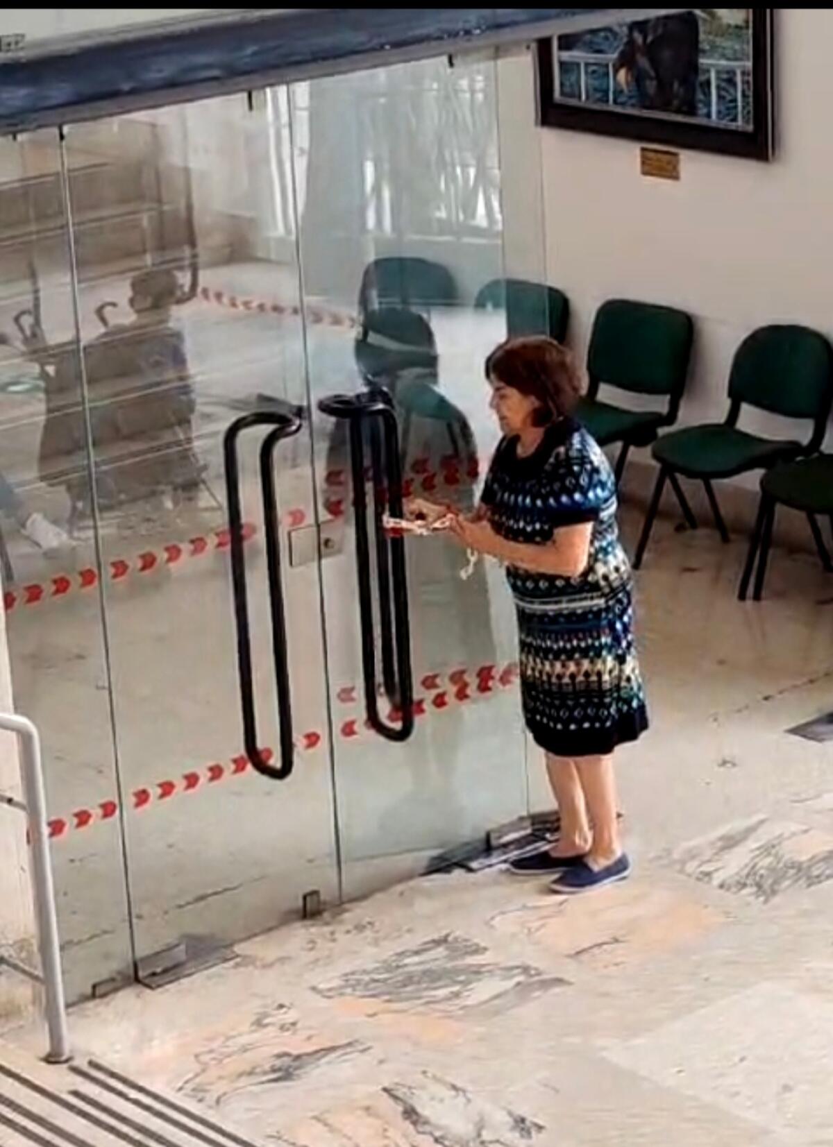 Nonna incatenata al Comune per la scuola senz’acqua: Donegani chiede di spostare la vertenza idrica a Palermo -