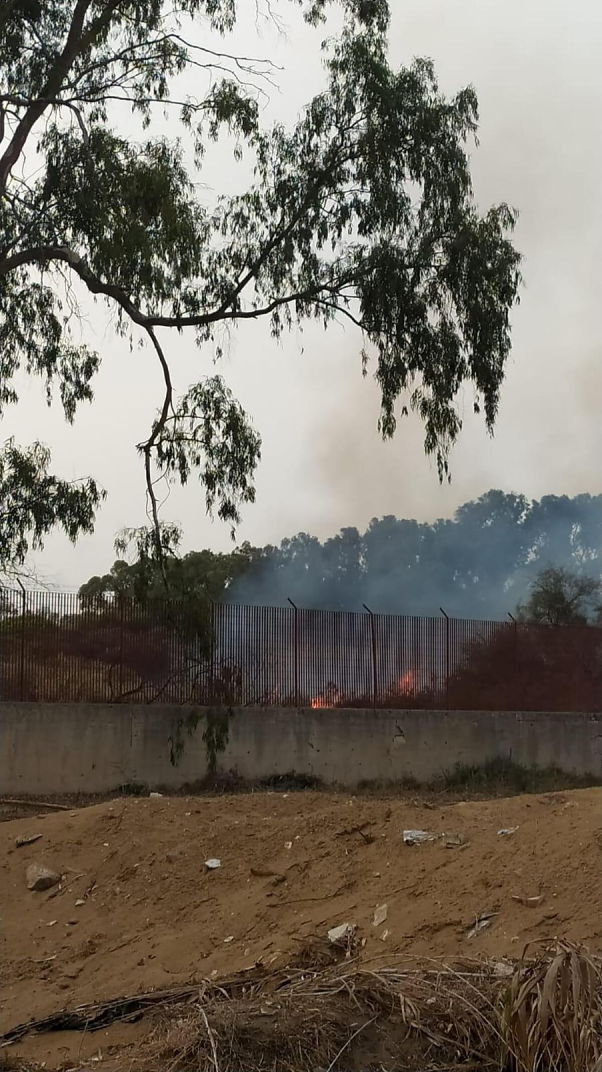 Ancora fuoco a ridosso delle Mura timoleontee - 