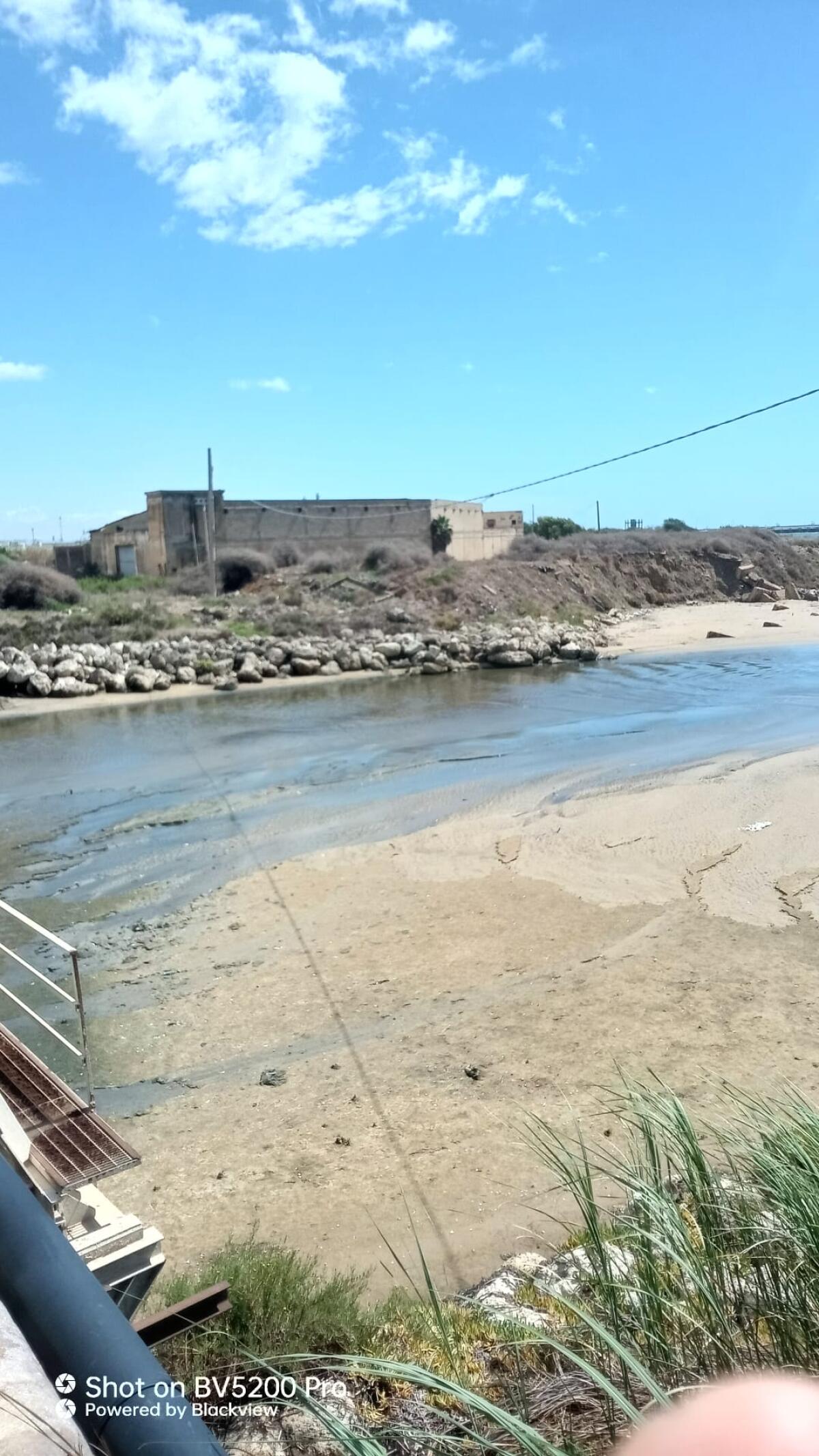 Dopo la pioggia liquami fognari nel fiume e nel mare - 