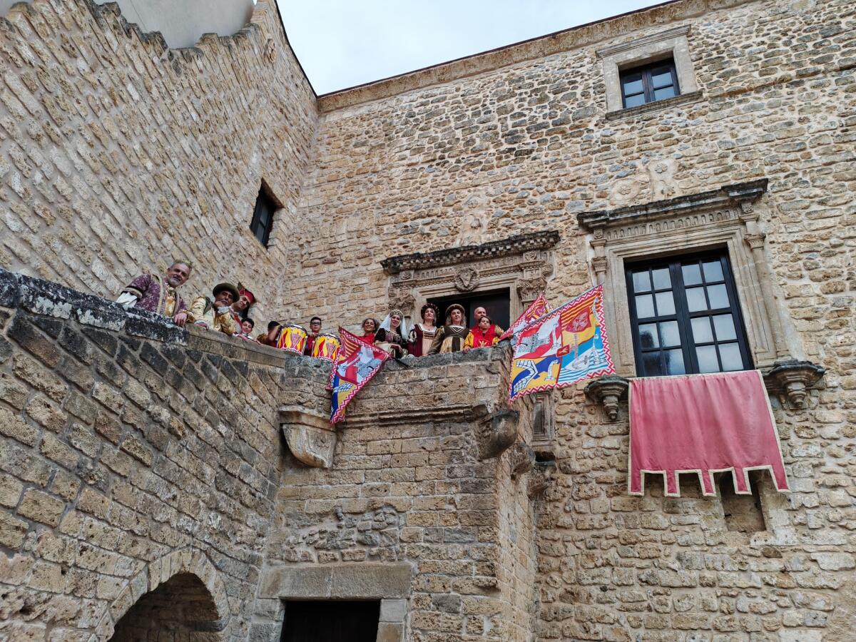 La magia del Castello di Carini e le bandiere che si librano… -
