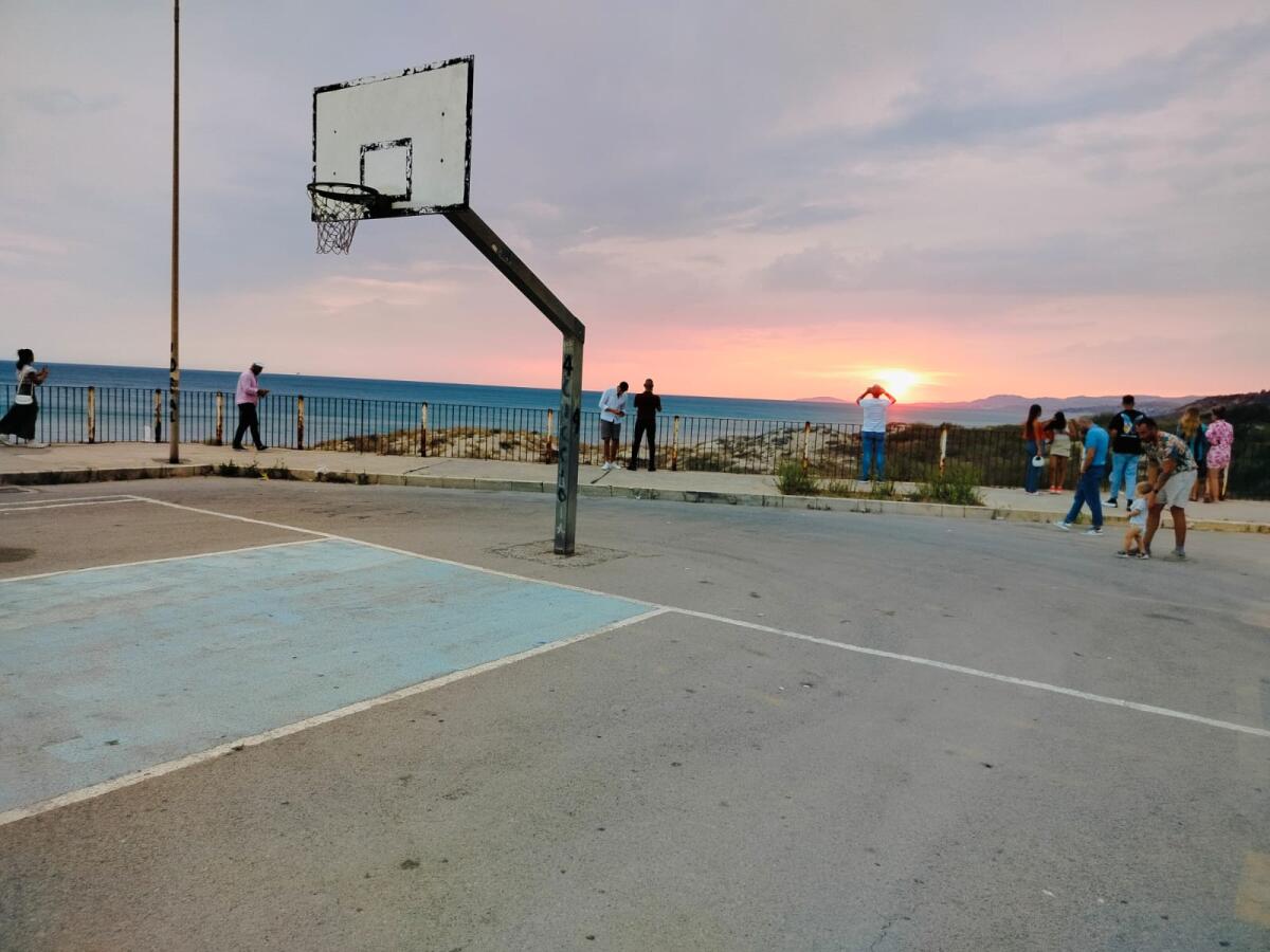 &#8220;La ringhiera arrugginita deturpa la foto del tramonto gelese&#8230;&#8221; - 