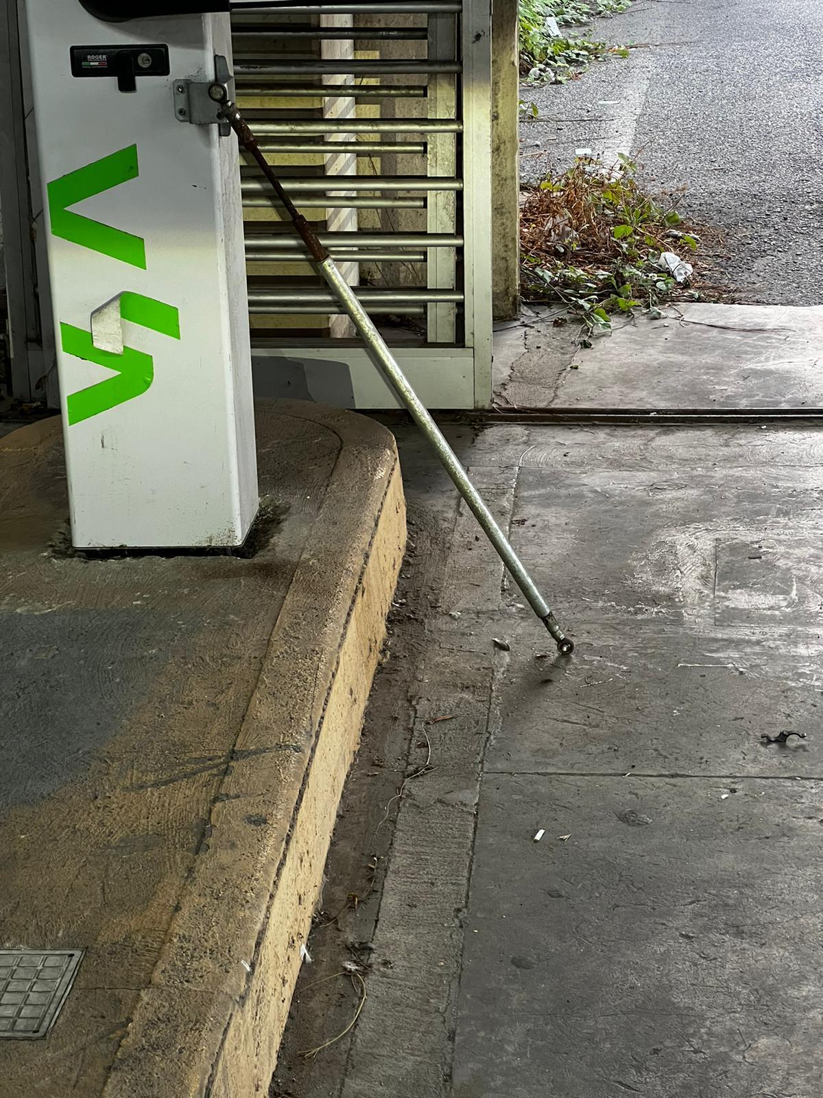 Vandalizzata asta di uscita dal parcheggio Arena -