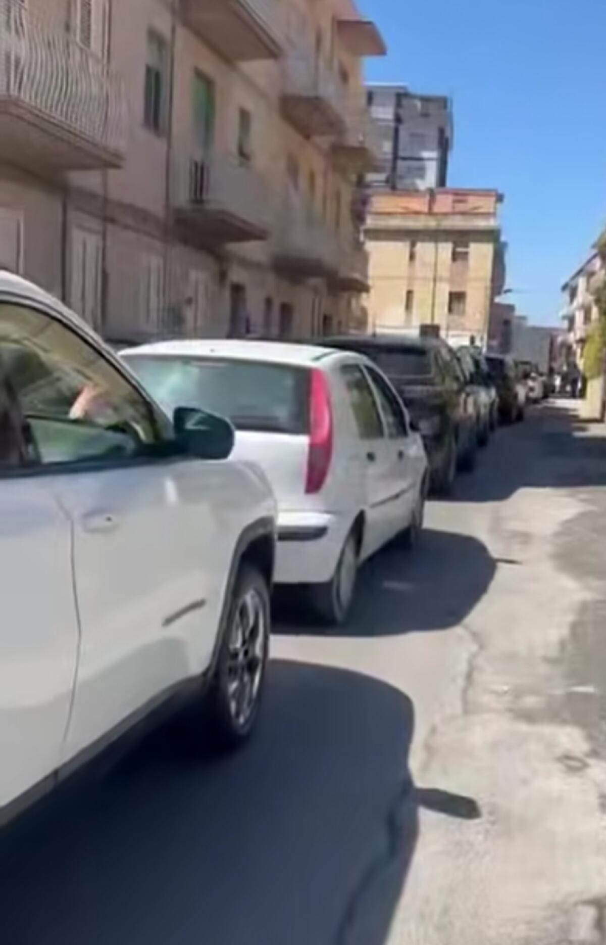 La ‘bolgia’ di auto verso le scuole…video -